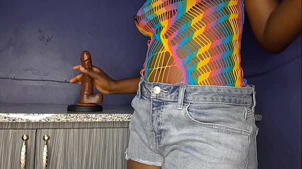 Cuando estoy sola en casa me pongo muy caliente y me hago muchas pajas